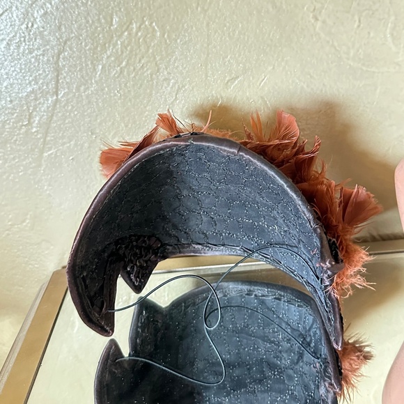 CHARMING 1950\'s BROWN/BLACK STRAW/FABRIC/SEQUIN CAP + RUST FEATHERS main image 10